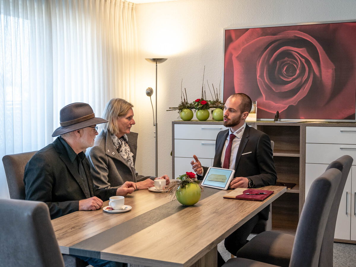 Bestattungsberatung mit zwei Angehörigen bei Bestattungen Bergstermann-Schweer in Osnabrück